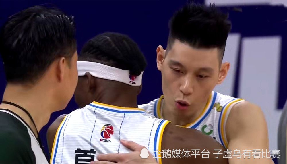她怅然若失的站在门口，焦急的左右查看，口中还喃喃道：是不是我出现幻觉了？说完，她急忙转头，询问跟着自己追过来的老管家：王叔，你刚才有没有看见一个年轻人，长得特别像长缨？老管家虽然只看了叶辰一眼，但依旧无比笃定的说道：二小姐，我刚才确实看到一个骑着电动车的年轻人，他长得确实很像叶先生。